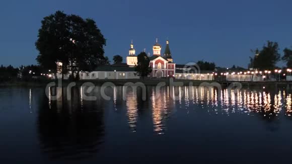瓦尔德湖和修道院的主要入口修道院的灯光反射在湖里视频的预览图