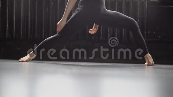 年轻舞女的黑色腿的性感腿动作缓慢视频的预览图