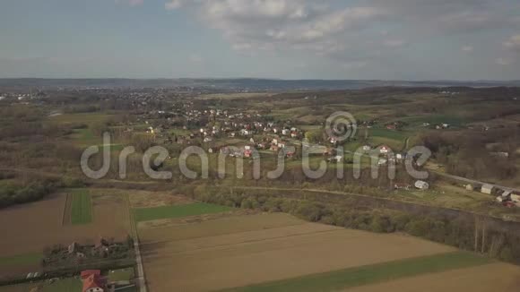 从鸟瞰全景中欧波兰村位于青山和河流之间气候温和视频的预览图