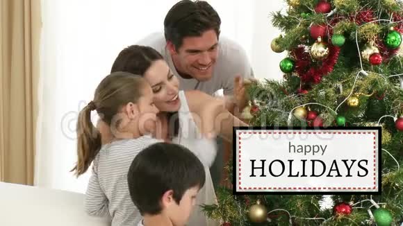 节日快乐家庭装饰圣诞树视频的预览图