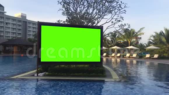 在空旷的避暑胜地海滨的现代绿幕电视视频的预览图