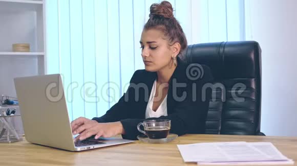 这个女孩穿着时髦的衣服坐在办公室里打印了一部纪录片视频的预览图