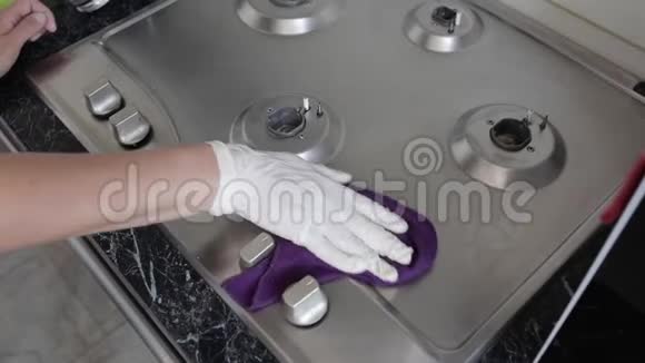 妇女家庭主妇洗手现代厨房灶具整理家务高角度视频的预览图