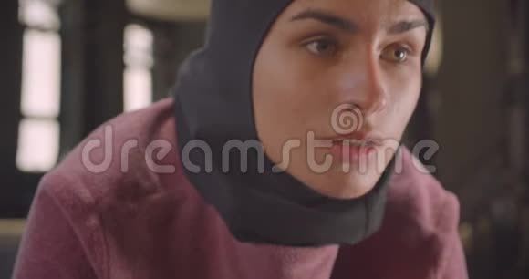 年轻的穆斯林运动女性戴着头巾在室内健身房锻炼的特写照片视频的预览图