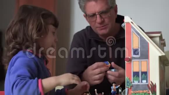 爸爸和她坦率的女儿说话玩玩偶之家SF视频的预览图