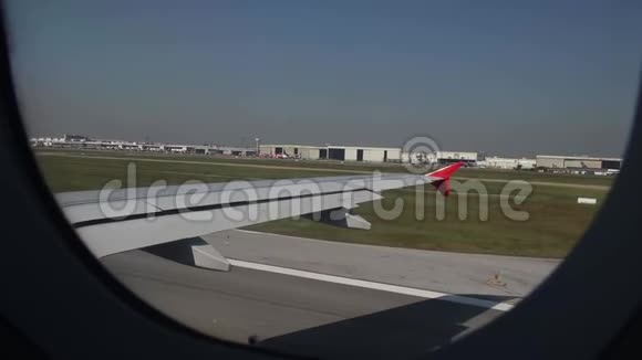 飞机正在曼谷机场降落飞机靠窗座位的景色视频的预览图