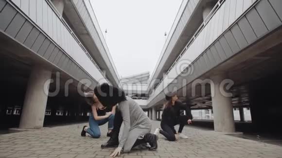 女孩在停车场跳现代嘻哈舞摆姿势现代自由泳城市环境视频的预览图