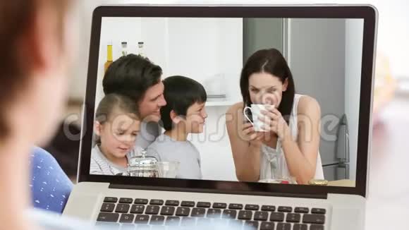 女人用手提电脑家人喝咖啡视频的预览图