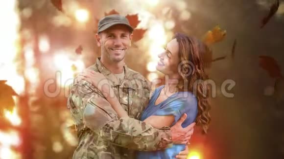 军人迎着秋叶拥抱妻子视频的预览图