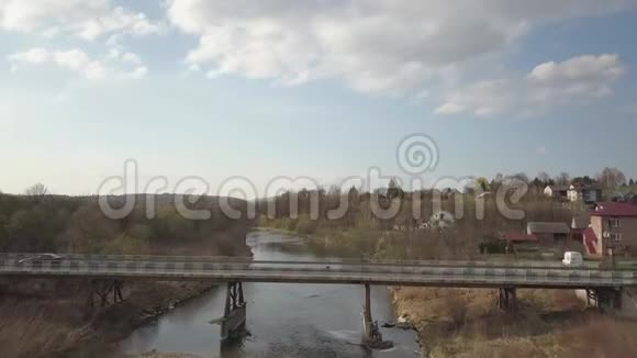 浅山河桥在平原上的石头和茂盛的绿色植物之间流动视频的预览图