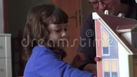 孩子和爸爸玩玩偶屋笑SF视频的预览图
