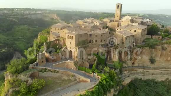 夏季傍晚鸟瞰著名的CivitadiBagnoregio镇视频的预览图