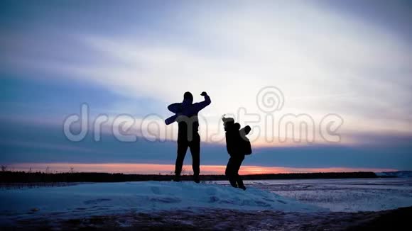 徒步旅行的人在山上探险徒步情侣游享生活风景自然景观寒假视频的预览图
