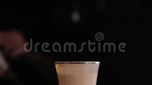 酒保做了一杯火鸡尾酒广岛鸡尾酒酒保点燃吧台上的打火机快关门视频的预览图