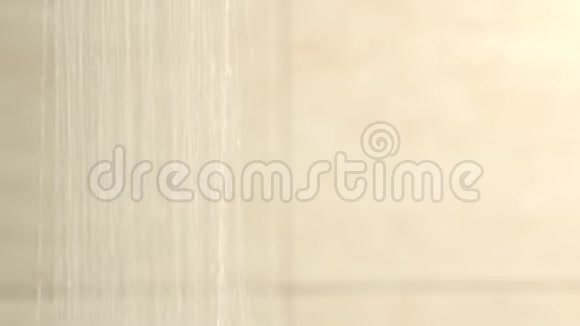 淋浴间的水倒在米色的墙上视频的预览图