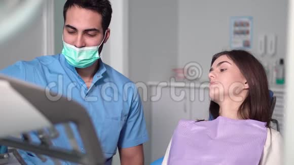 牙医使用口镜视频的预览图