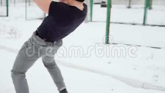 肌肉男做交叉健身运动给自己扔一个橡胶轮胎移动摄像机视频的预览图