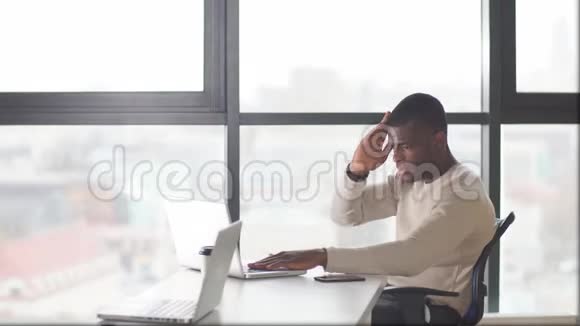 一位穿着商务套装手提电脑的非裔美国商人视频的预览图