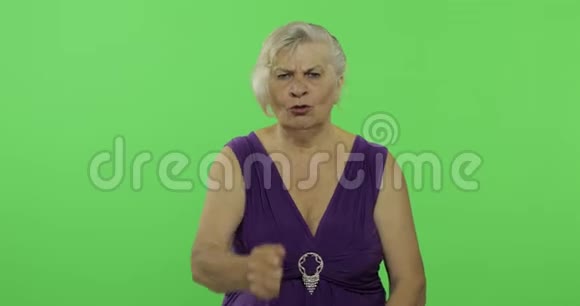 一个老妇人对某人争吵老奶奶铬键视频的预览图