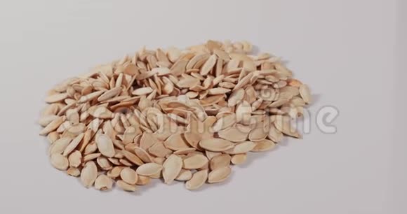 白皮南瓜种子有机食品白色背景成分视频的预览图