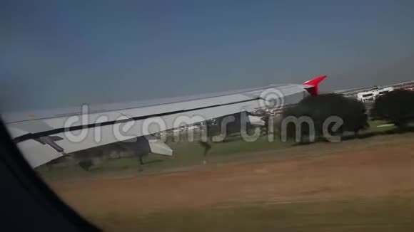 曼谷机场跑道上的飞机起飞飞机靠窗的座位视频的预览图