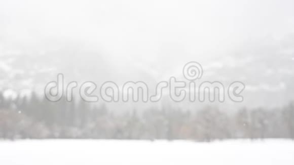 约塞米蒂浅浅聚焦季速雪瀑布视频的预览图