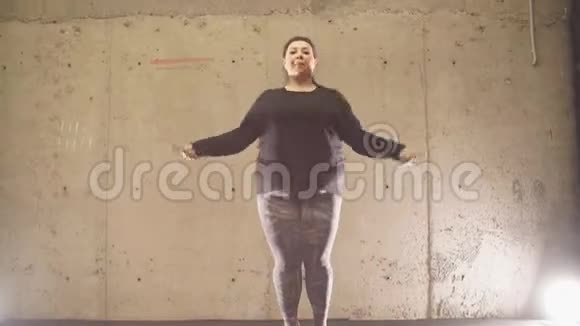 胖女孩在健身房锻炼跳绳减肥健身视频的预览图