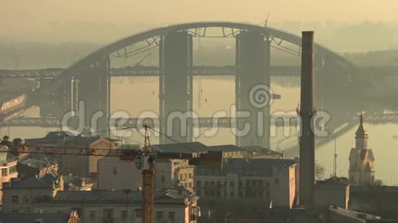 乌克兰基辅达尼斯特基布里奇大桥与城市景观在雾蒙蒙的早晨与倒影4k视频视频的预览图