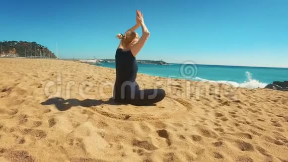适合女性在阳光明媚的日子在户外练习瑜伽年轻女子冥想视频的预览图
