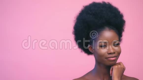 性感漂亮的美国黑人模特微笑着摆着粉红色的背景视频的预览图