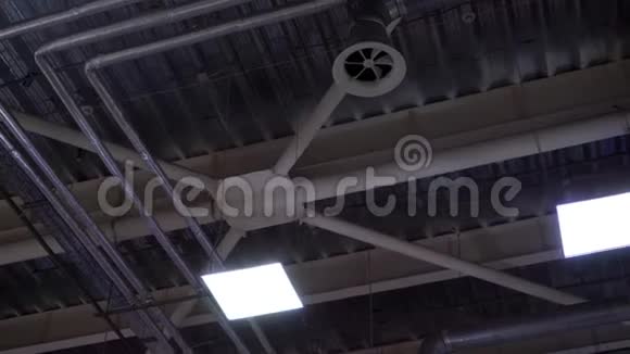 空调系统管道悬挂在大型商场的天花板上视频的预览图