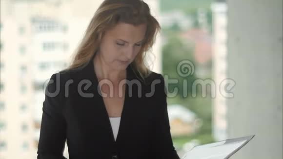 建筑工地上的女建筑师视频的预览图