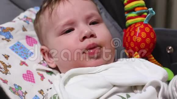 概念宝宝喂养幼儿保育首餐母亲用勺子给孩子第一顿饭勺子放在孩子的头上视频的预览图