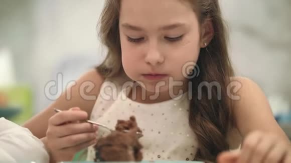 吃巧克力蛋糕的漂亮女孩小孩吃生日蛋糕的画像视频的预览图