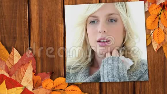 秋叶和屏幕显示不适的女人喝橙汁视频的预览图