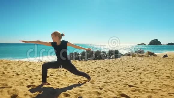 女人在海上练习平衡瑜伽体式适合瑜伽姿势的女孩视频的预览图