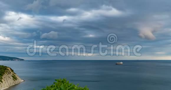 风暴来临前海湾的时间流逝龙卷风的出现美丽的海景视频的预览图