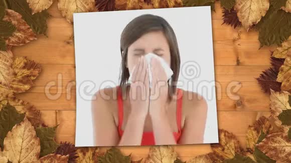 显示女性过敏打喷嚏和秋叶的画面视频的预览图