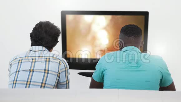 两个男人在电视上看秋天的落叶视频的预览图