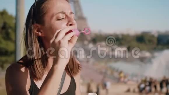 美丽的女孩在巴黎吹肥皂泡视频的预览图