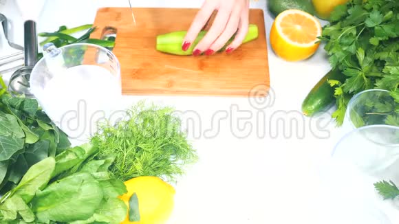 女人手切黄瓜视频的预览图