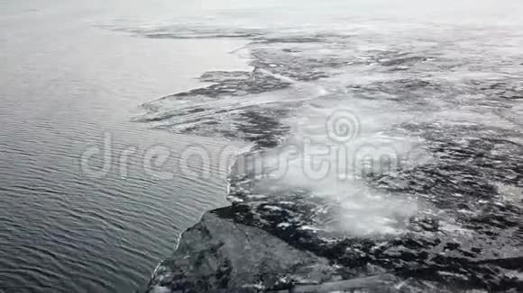 冬季河流水面冰融化的鸟瞰边缘气候变化概念视频的预览图