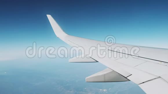 晴天乘飞机旅行从蓝天和高山上飞行的飞机的窗户可以看到视频的预览图