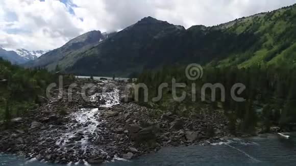 在阿尔泰山之间有一个小瀑布的绿松石湖泊视频的预览图