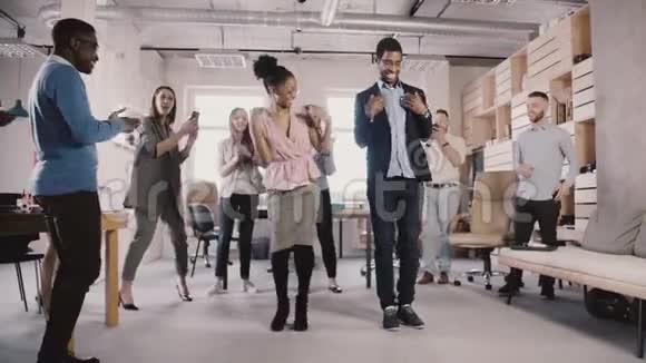快乐的非裔美国人员工在办公室聚会上做有趣的民族舞蹈庆祝商业成就慢动作视频的预览图