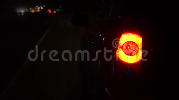 一辆在高速公路一侧有紧急信号的车晚上关门视频的预览图