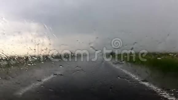 高速公路大雨POV视频的预览图
