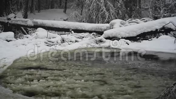 雪中水在天然水坝附近流动视频的预览图