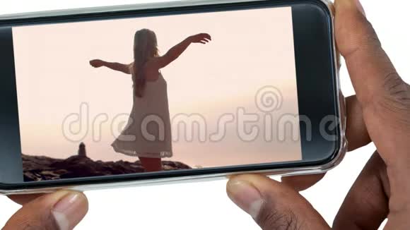手拿手机女人跳舞视频的预览图
