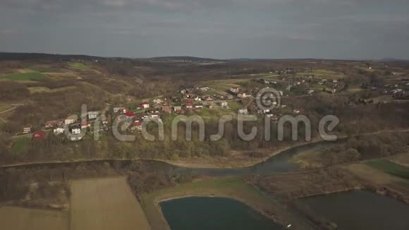 从鸟瞰全景中欧波兰村位于青山和河流之间气候温和视频的预览图